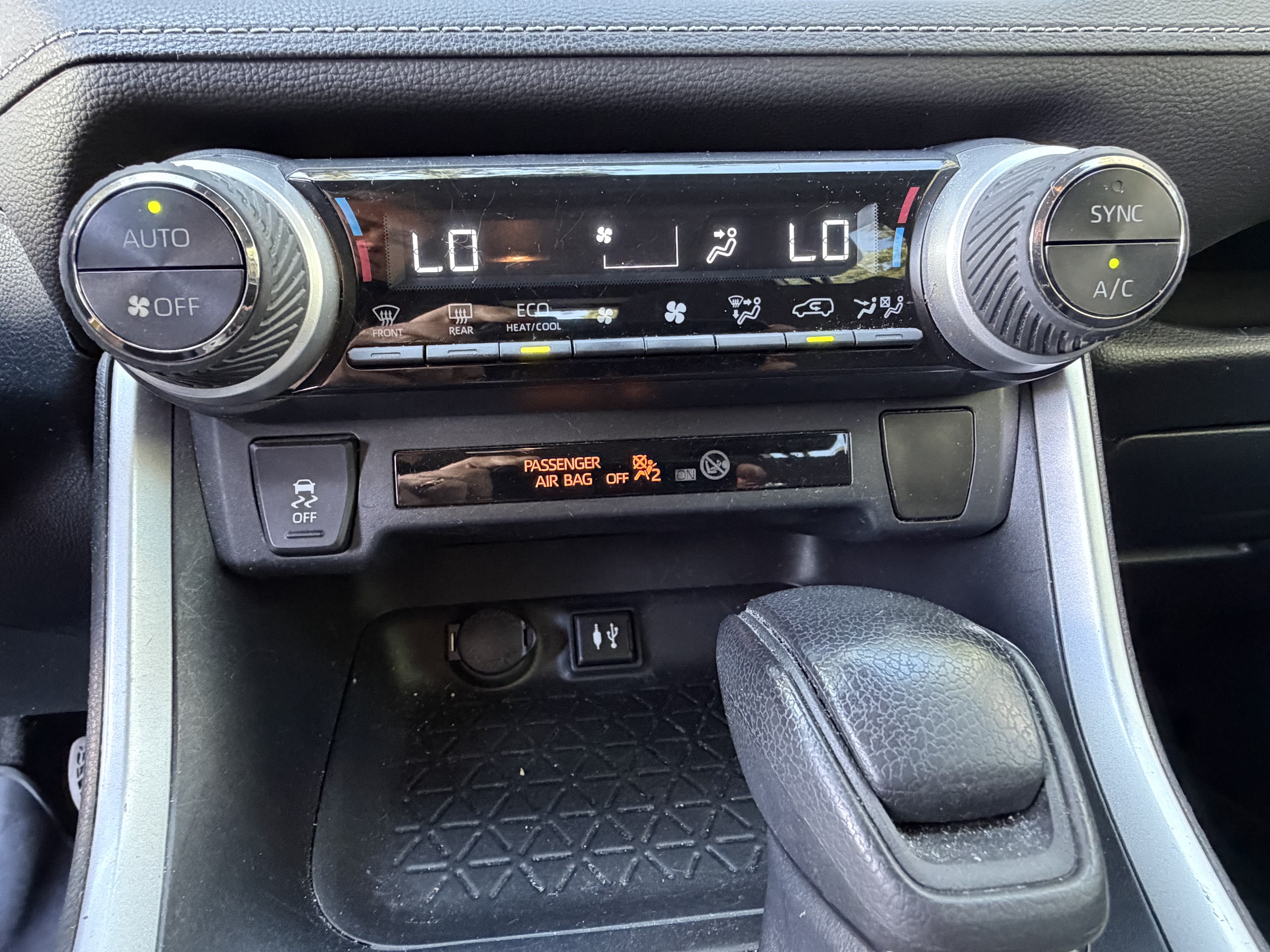 Used 2019 Toyota RAV4 LE AWD/4WD image 27