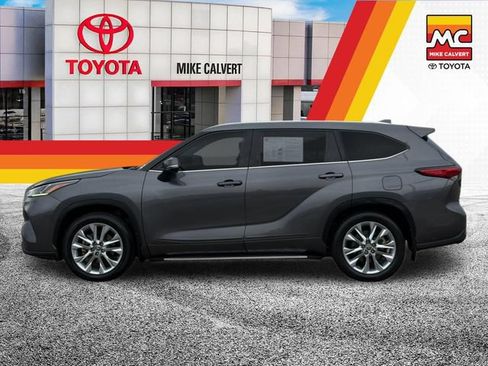 Used 2023 Toyota Highlander Limited FWD image 2
