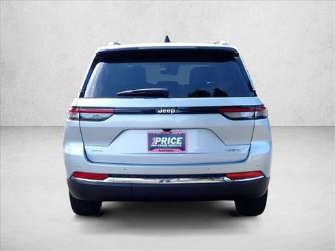 Used 2023 Jeep Grand Cherokee Laredo AWD/4WD image 3