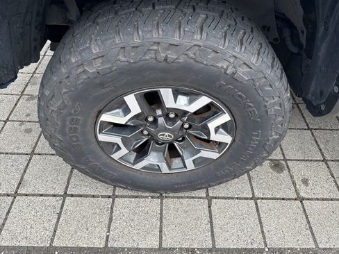 Used 2017 Toyota Tacoma TRD Off-Road w/ Premium & Technology Package AWD/4WD image 9