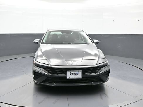 Certified 2025 Hyundai Elantra SE FWD image 2