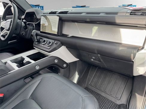 Used 2025 Land Rover Defender 90 X-Dynamic SE image 11