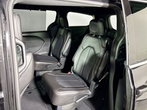 New 2026 Chrysler Pacifica Select AWD/4WD image 18