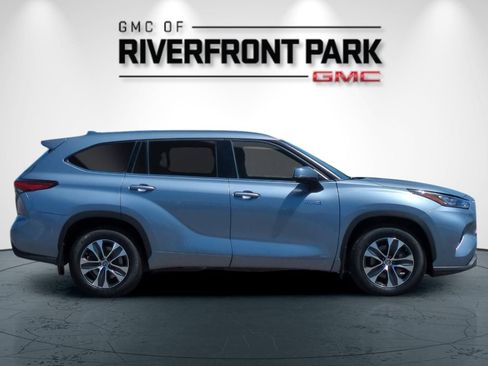 Used 2020 Toyota Highlander XLE AWD/4WD image 2