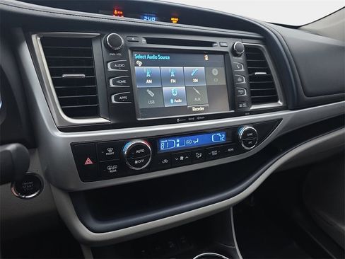 Used 2017 Toyota Highlander XLE image 25