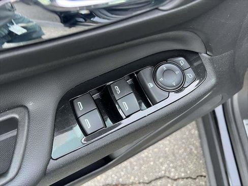 Used 2023 Chevrolet Equinox Premier image 16