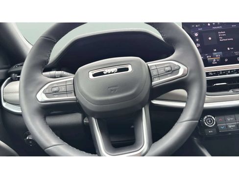 Used 2025 Jeep Compass Limited w/ Mopar Graphics Package AWD/4WD image 14