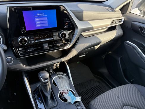Certified 2025 Toyota Highlander LE image 9