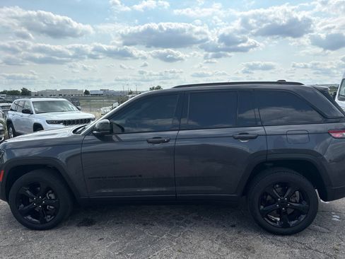 Used 2024 Jeep Grand Cherokee Limited w/ Black Appearance Package AWD/4WD image 9
