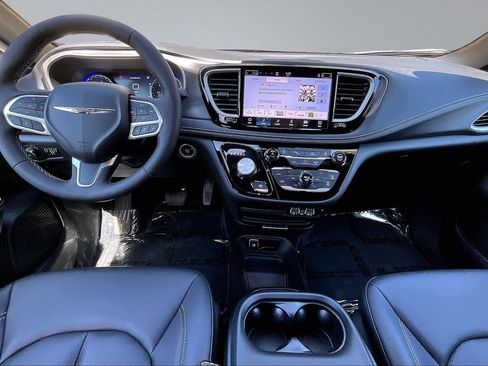 Used 2025 Chrysler Pacifica Select FWD image 17