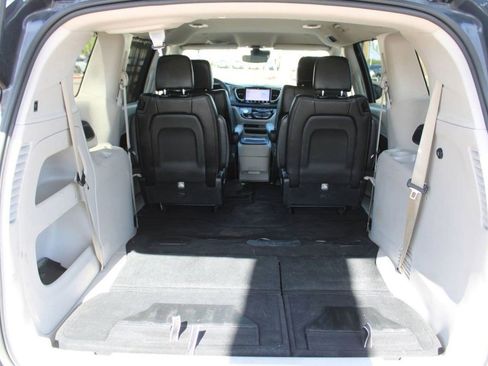 Used 2023 Chrysler Pacifica Touring-L FWD image 12