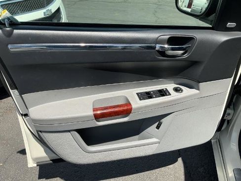 Used 2006 Chrysler 300 C w/ Protection Group II RWD image 10