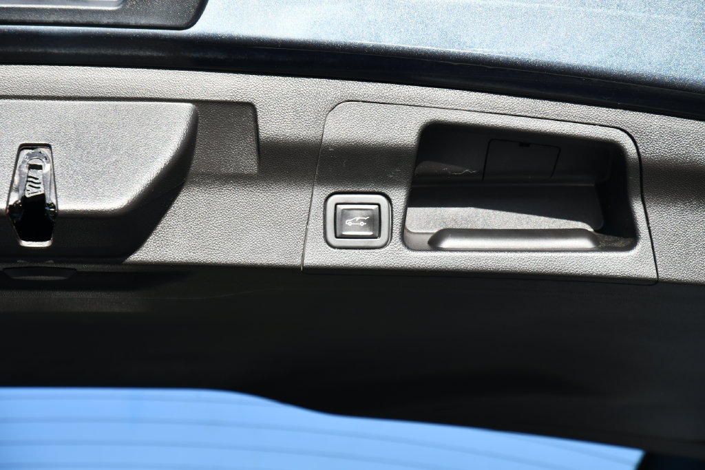Used 2020 GMC Acadia SLE w/ Driver Convenience Package FWD image 30
