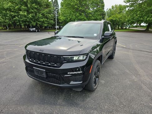 Used 2023 Jeep Grand Cherokee Limited w/ Black Appearance Package AWD/4WD image 2