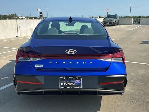 Used 2025 Hyundai Elantra SEL FWD image 12