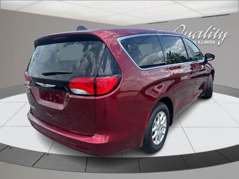 Used 2023 Chrysler Voyager LX FWD image 4