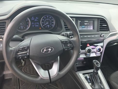 Used 2019 Hyundai Elantra SE w/ Winter Weather Package image 10