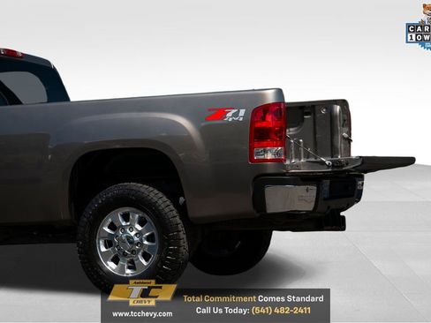 Used 2013 GMC Sierra 2500 SLT w/ Entertainment Package AWD/4WD image 9