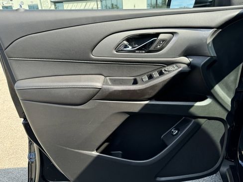 Used 2023 Chevrolet Traverse LT image 23