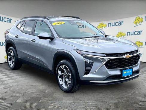 Used 2025 Chevrolet Trax LT w/ LT Convenience Package image 1