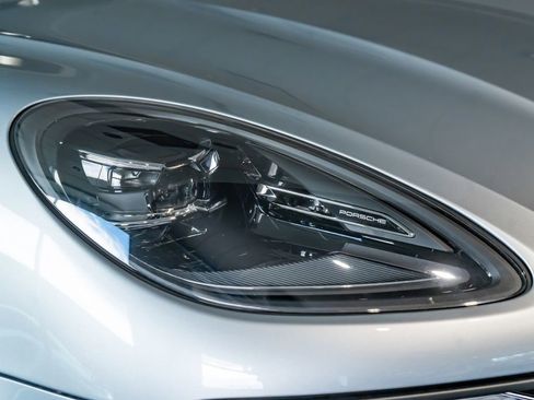 Certified 2026 Porsche Macan AWD/4WD image 32
