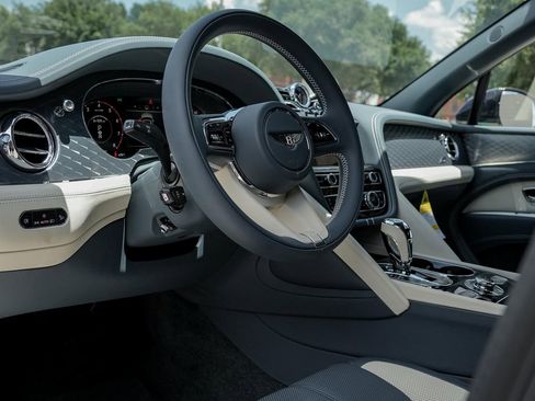 New 2025 Bentley Bentayga image 2
