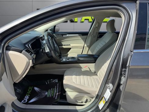 Used 2017 Ford Fusion SE w/ Fusion SE Technology Package FWD image 14