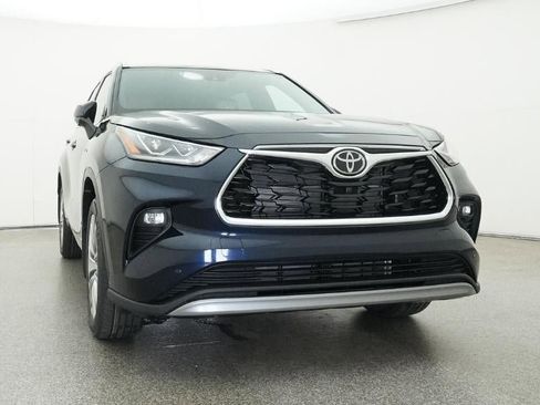 New 2026 Toyota Highlander Platinum image 30