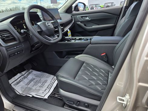 New 2026 Nissan Rogue Platinum image 4