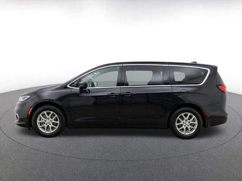 Used 2024 Chrysler Voyager LX FWD image 4