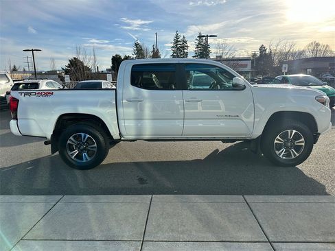 Used 2018 Toyota Tacoma TRD Sport image 6