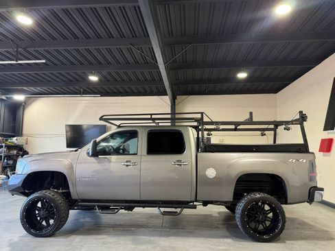 Used 2009 GMC Sierra 2500 SLT w/ Entertainment Package AWD/4WD image 8