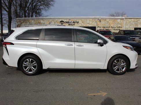 Used 2022 Toyota Sienna Platinum AWD/4WD image 9