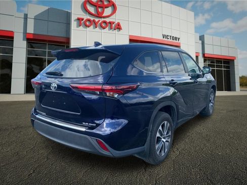 Used 2024 Toyota Highlander XLE AWD/4WD image 3
