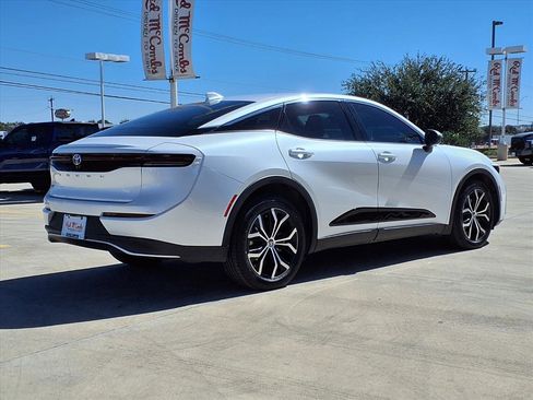 Used 2023 Toyota Crown XLE image 5