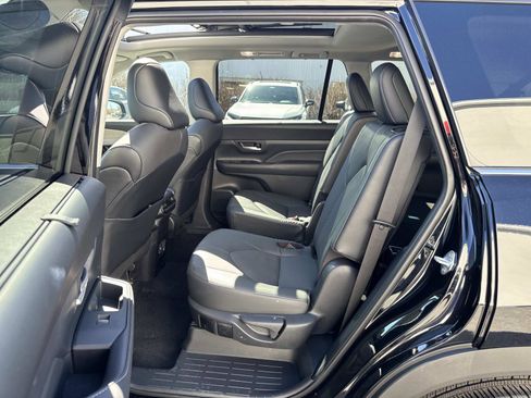 Used 2025 Toyota Grand Highlander AWD image 23
