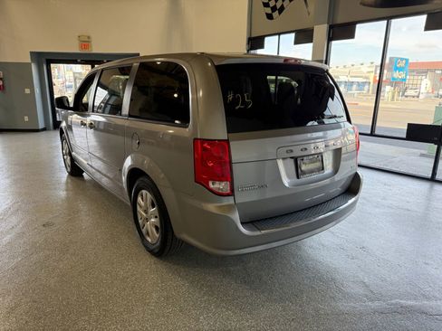 Used 2017 Dodge Grand Caravan SE image 5