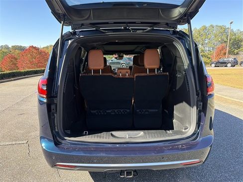 Used 2024 Chrysler Pacifica Pinnacle w/ Trailer Tow Group image 17