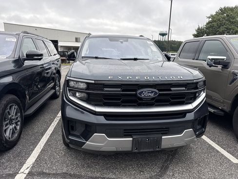 Used 2025 Ford Expedition Platinum w/ Driver's Package AWD/4WD image 4