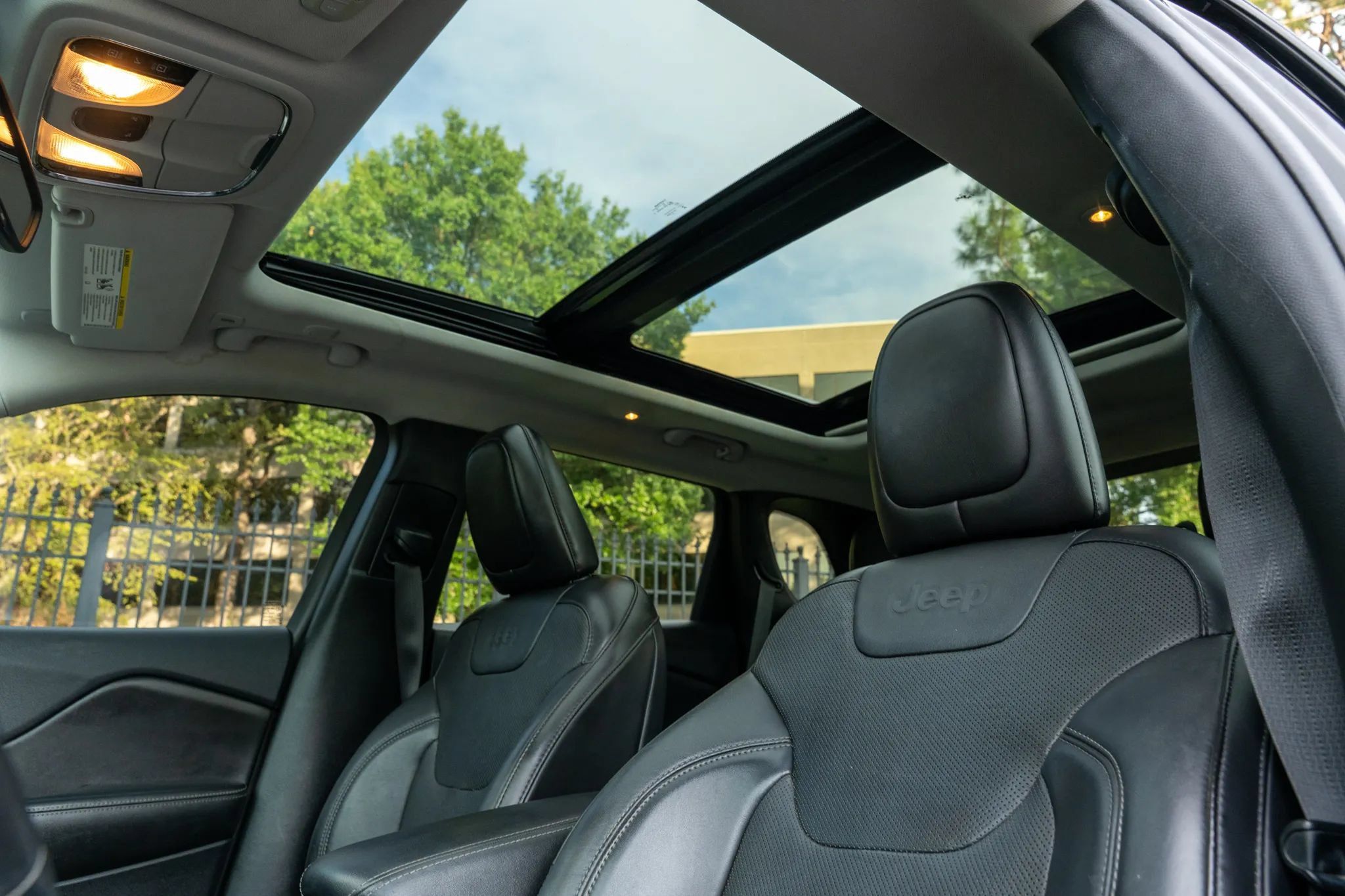 Used 2019 Jeep Cherokee Limited w/ Technology Group AWD/4WD image 12