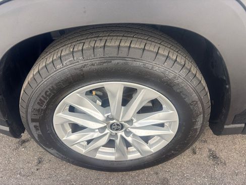 Used 2025 Toyota Corolla Cross LE image 30