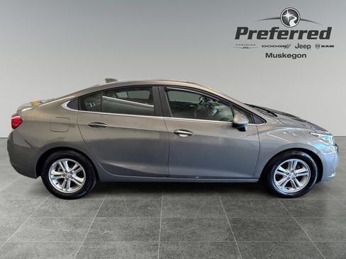 Used 2018 Chevrolet Cruze LT w/ Convenience Package FWD image 8