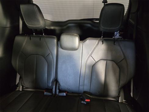 Used 2019 Chrysler Pacifica Touring-L w/ S Appearance Package image 8