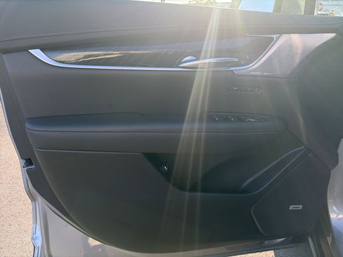 Used 2025 Cadillac XT6 Premium Luxury image 10