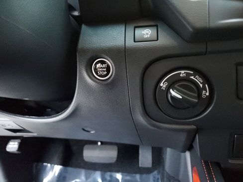 Used 2025 Nissan Frontier PRO-4X image 25