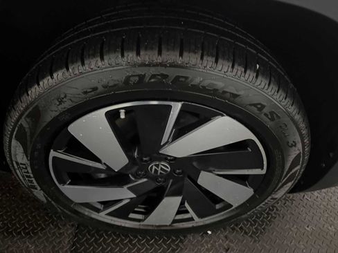 Certified 2024 Volkswagen Atlas Cross Sport SE image 12