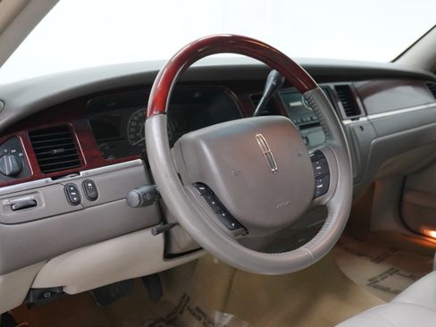 Used 2005 Lincoln Town Car Signature Limited image 9