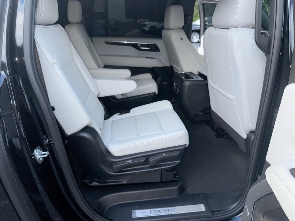 Used 2025 Chevrolet Suburban Premier RWD image 29