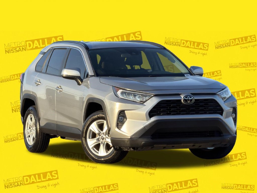 Used 2019 Toyota RAV4 XLE w/ Convenience Package FWD image 2