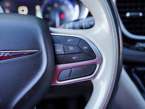 Used 2020 Chrysler Pacifica Limited image 31